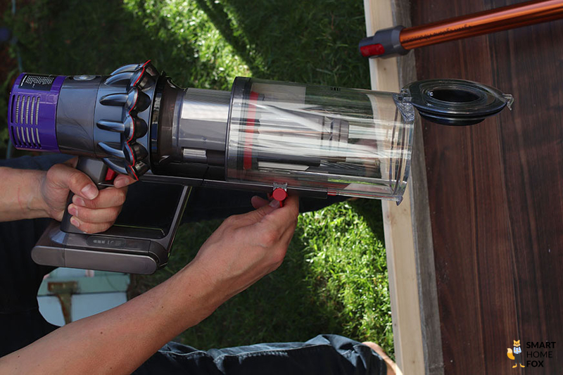 Emptying the Dyson V10